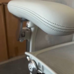 허먼밀러 뉴 에어론 체어 천연 소가죽 암레스트 교체형