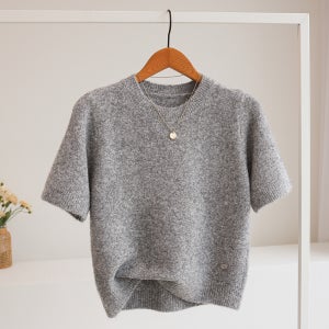 닐스트 브로치 소프트 라운드 반팔 니트