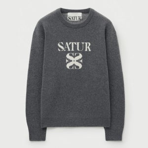 [세터] 베이직 로고 자카드 크루 넥 니트 차콜