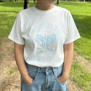 [귀여움무드] 뷰티플 레터링 입체 발포 나염 프린팅 리본 반팔티셔츠