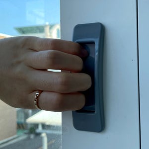 테이프고정 유리창 미닫이그립 2P 11x3.2 도어캐치 서랍장 손잡이 그레이