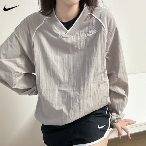 매장판 나이키 우먼 루즈핏 우븐 맨투맨 V넥 바람막이 UV (2컬러)
