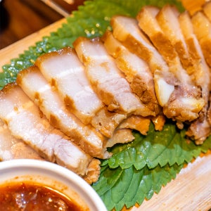 한방 삼겹 보쌈 통삼겹보쌈 400g 내외 수육 술안주 야식 캠핑