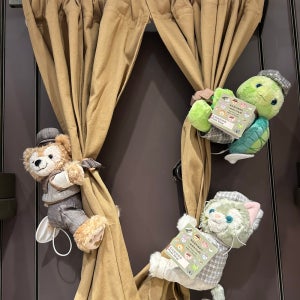 상해 디즈니랜드 25년 리틀 클래스룸 더피 젤라토니 올루 플러시 인형 커튼 홀더