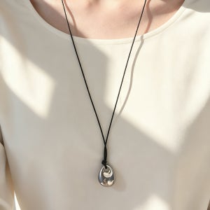 조약돌 실루엣 펜던트 드롭 롱롱 스트링 블랙 끈 길이조절 써지컬스틸 목걸이