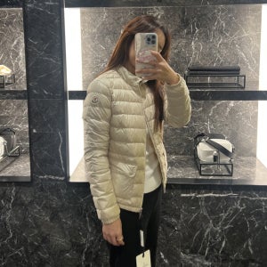 몽클레어 란스 LANS 여성 경량 숏 패딩 라이트 베이지