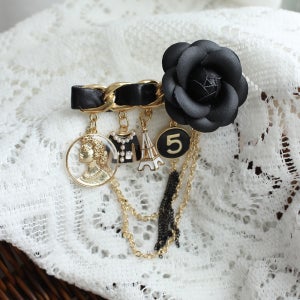 블랙 래더 까멜리아 플라워 체인 참 드롭 옷핀 브로치