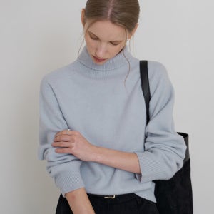 [모멧] [12.17 예약발송] 세더 네크슬릿 폴라 니트 베이비블루