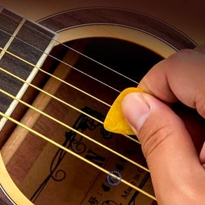 기타피크 1mm 초보자용 전문가 기타용 베이스피크 기타악세사리 통기타 어쿠스틱기타피크