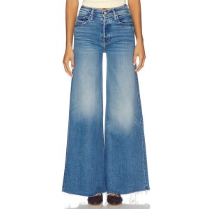 리볼브직영몰 MOTHER The Tomcat Swisher Sneak Fray Jeans Flared and Wide Leg