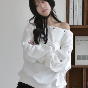 메탈버튼 루즈 오버핏 원숄더 맨투맨