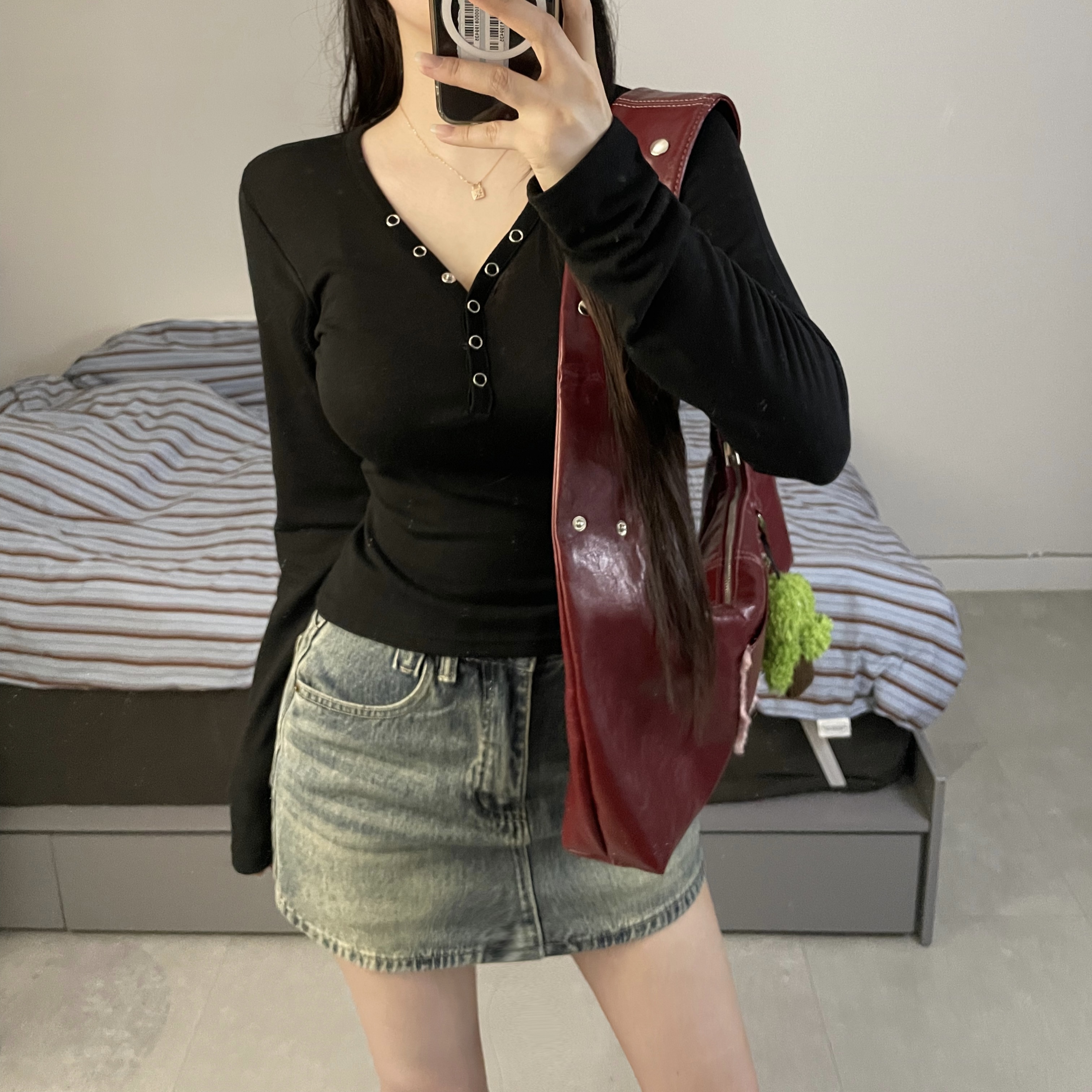 [<b>잇츠</b>미] <b>브이</b> 버튼 슬림 티셔츠