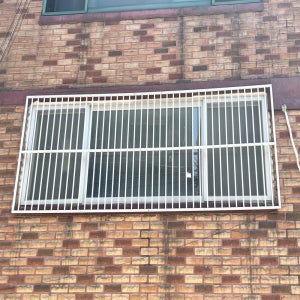 HGG테크 국산완제품 알루미늄 방범창 자가설치 복도식 아파트 빌라 주택 안전문 펜스