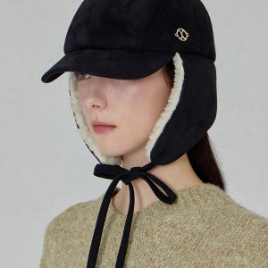 VA 커브드 서클 로고 스웨이드 플랩 캡 블랙