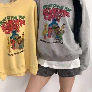 [베이직] 루즈핏 캐릭터 레터링 맨투맨 2color / 여성 오버핏 데일리룩 추천