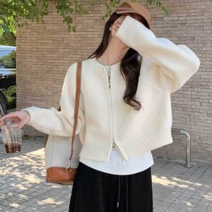 아우터 크롭 라운드 넥으로 깔끔한 착용감의 가디건