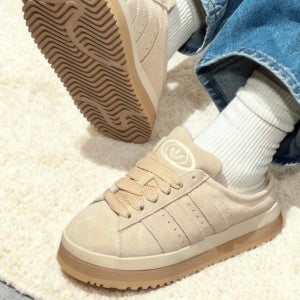 아디다스 캠퍼스 00s 셰르파 베이지 우먼스 JR3732 겨울 양털 슬리퍼 실내화 방한화