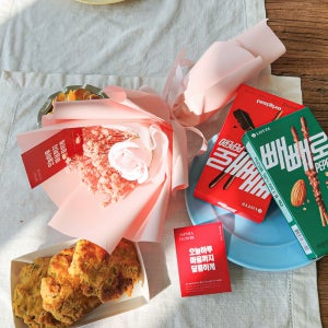 사랑이 피어나는 러피데이 생화 안개프리저브트 꽃다발 + 빼빼로 과자