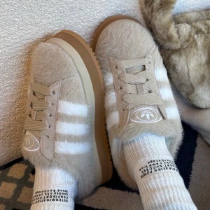 아디다스 캠퍼스 00s 윈터 베이지 우먼스 JR6159 겨울 양털 슬리퍼 실내화 방한화