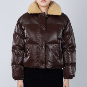 게스 여성 페더라이트 퍼 카라 가죽배색 다운 패딩 브라운 YO4W5892