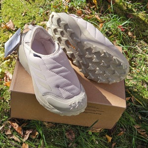 아디다스 테렉스 윈터 슬립온 패딩운동화 방한신발 베이지 남녀공용 ID3443