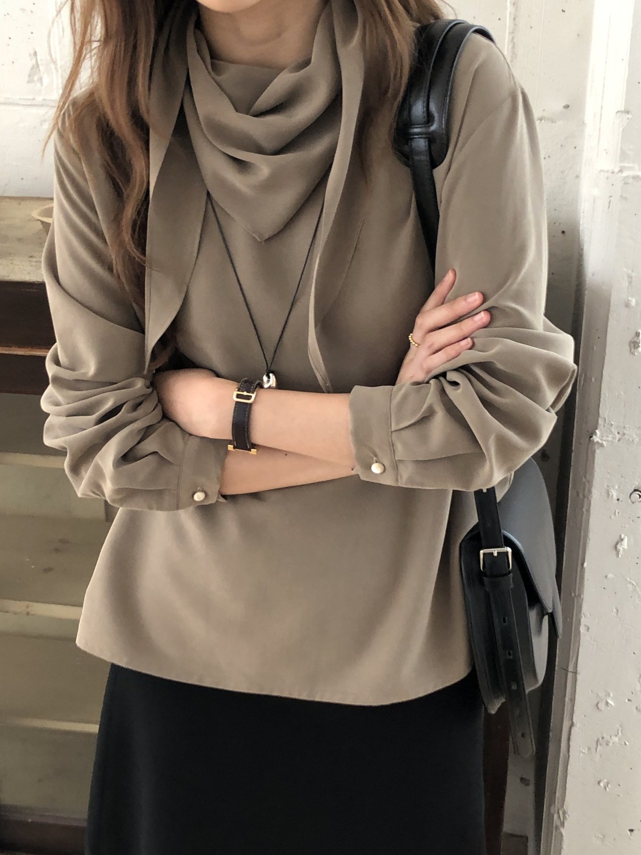 리리샵 은은한 광택 피치 텐셀 스카프 레이어드 루즈핏 단정한 하객룩 블라우스 2color