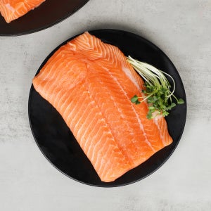 노르웨이 슈페리얼 생 연어 통 필렛 1kg 회 스테이크 횟감 구이 소스 포함