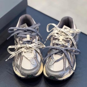 뉴발란스 1906A 실버 메탈릭 캐슬락 남녀공용 운동화 M1906AD 레터링 포함