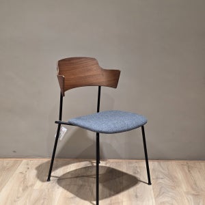 전시품 프로스토리아 언스트레인 월넛차콜 암체어