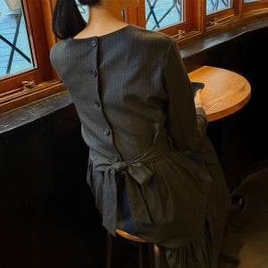 [언유주얼 앵글] B버튼 셔링 스트라이프 맥시원피스 [차콜그레이]