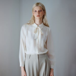 [클라비스] 카라 타이 블라우스_CVBWG1202M