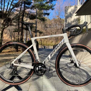 엘파마 로드너 Gen2[도브 화이트] 풀인터널 세미 에어로 로드 바이크 완성차