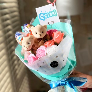 곰인형(베이지)+킨더조이 곰돌이비누꽃다발 발표회 학예회 유치원 재롱잔치 연주회 축하선물