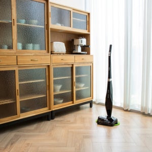 진공과 물걸레청소를 간편하게 한 번에, 스윙 무선진공물걸레청소기 8100-DC