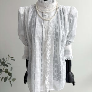 [국내생산] 하이넥 목프릴 꽃자수 레이스블라우스 25W