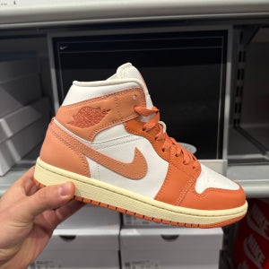 [국내매장]나이키 여성 조던 1 미드 스니커즈 오렌지 BQ6472-180