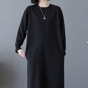 홈웨어룩 롱원피스 맨투맨 스타일로 캐주얼하면서도 여성스러운 무드를 더한 여유핏 원피스