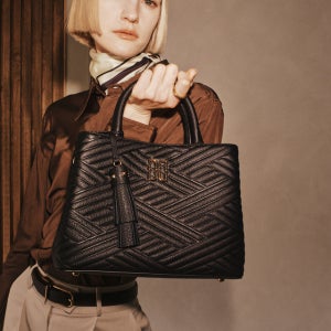 닥스 액세서리 [CARLISLE] 블랙 칼라일 가죽 스몰 토트백 DCBA6E366BK