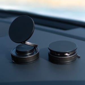 볼체 맥세이프흡착거치대 차량용 자석 진공흡착 대쉬보드 핸드폰 태블릿 폴드7 전기종 호환