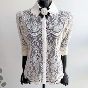 [국내생산] 세겹카라넥 꽃브로치 레이스 자수블라우스 26S