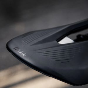 피직 벤토 아르고 R1 카본 자전거 안장