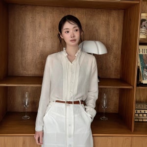 [클라비스] 프릴넥 리본 블라우스_CVBWG2301M