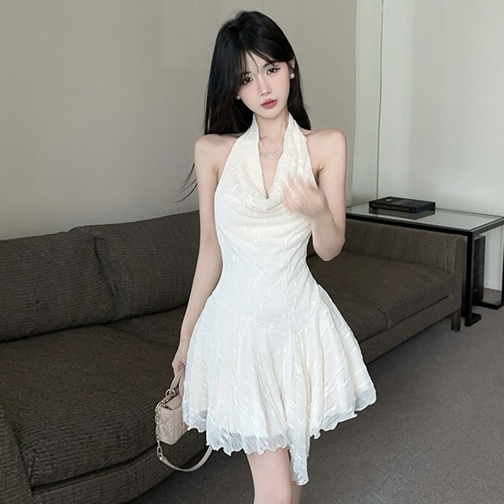 청순 페미닌 화이트 홀터넥 드레이프 미니 원피스 플레어 라인 데이트룩 휴양지룩