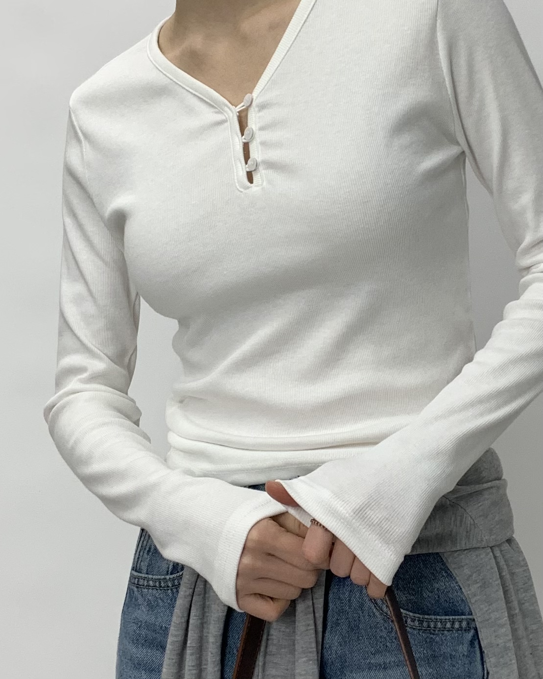 284 여성 브이넥 단추 긴팔 티셔츠 모달 헨리넥 세미 크롭 흰티 흰색 하늘색
