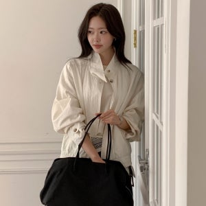 [앳코너] 미니멀 하이넥 블루종 크림 AT6JPA005CR