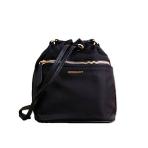 버버리 메탈로고 드로스트링 나일론 버킷백 블랙 81092671 명품버킷백