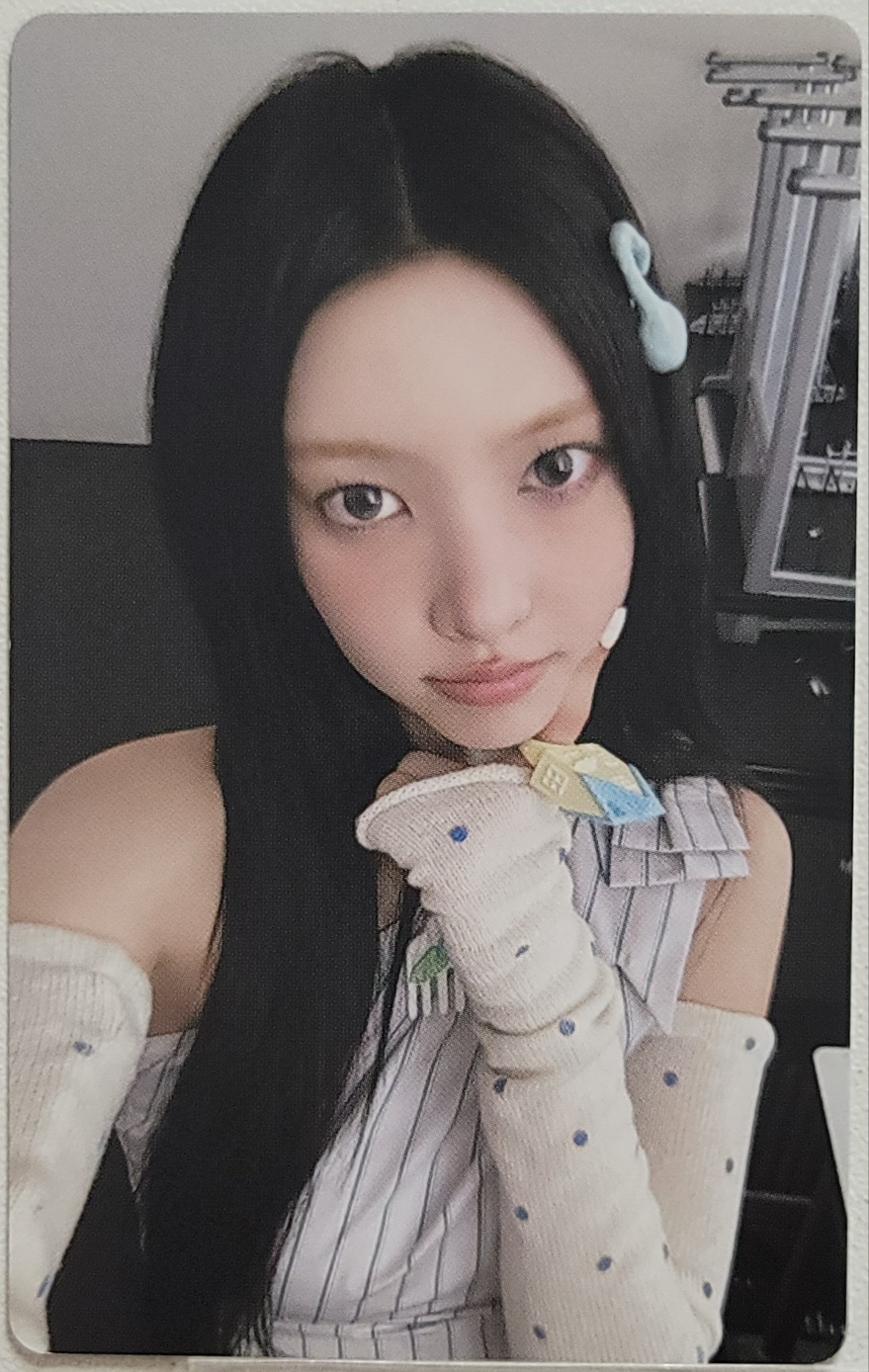 ILLIT Yunah Photocard