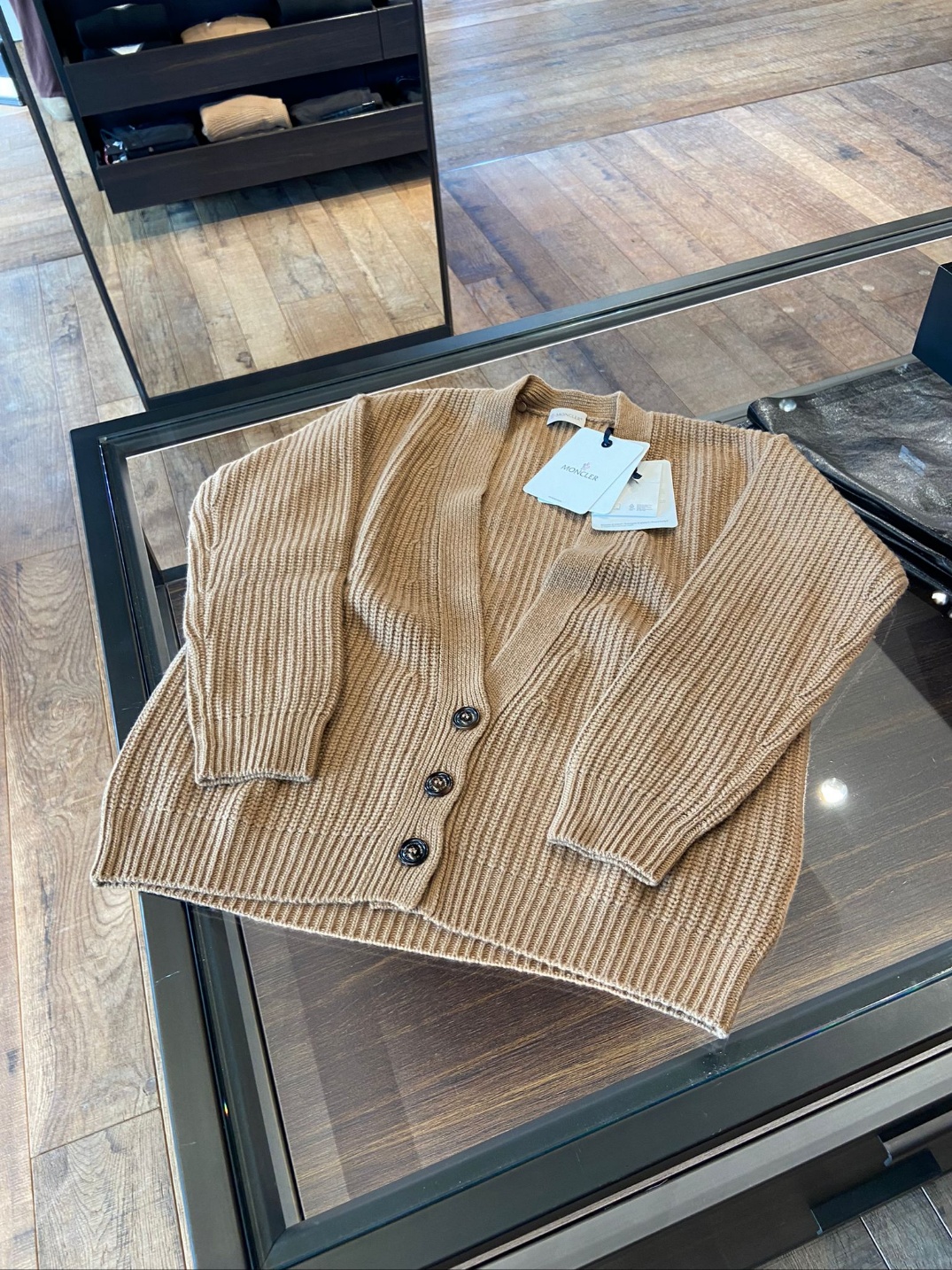 몽클레어 여성 CARDIGAN 로고 브이넥 캐시미어 가디건 베이지 I20939B000027