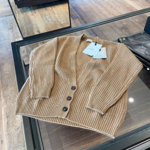 몽클레어 여성 CARDIGAN 로고 브이넥 캐시미어 가디건 베이지 I20939B000027