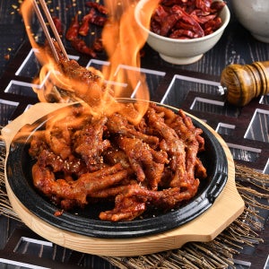숯불닭발 300g 매운 붉닭발 직화 통닭발 화로 밀키트 무뼈 국물